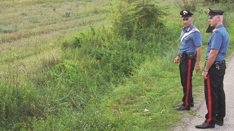 Giovane trovato morto in un fosso a Rimini: nessuno si fa avanti per riconoscerlo Giovane trovato morto in un fosso a Rimini: nessuno si fa avanti per riconoscerlo