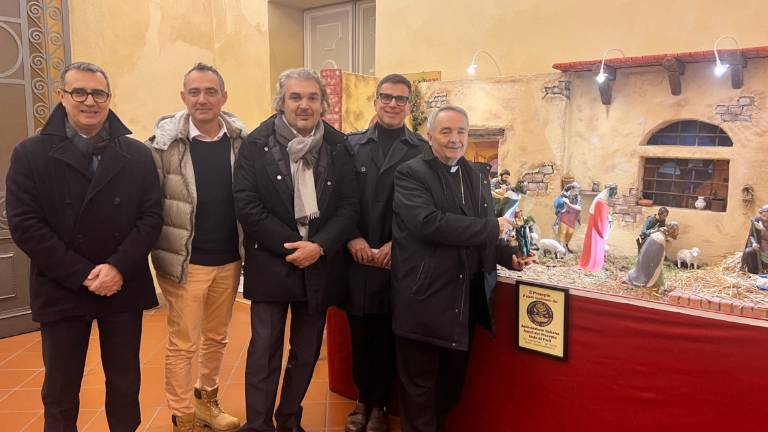 Forlì, la statuina della florovivaista per il presepe del vescovo Corazza Forlì, la statuina della florovivaista per il presepe del vescovo Corazza