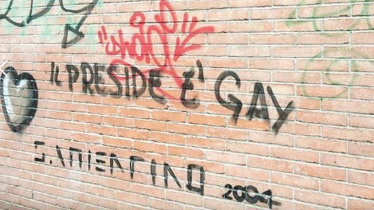 “Il preside è gay” sui muri del liceo a Ravenna. «Non la farò cancellare» “Il preside è gay” sui muri del liceo a Ravenna. «Non la farò cancellare»