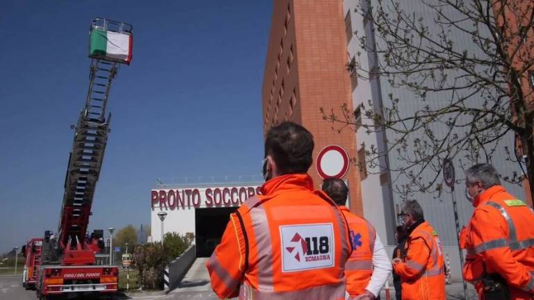 Virus, a Ravenna l'omaggio dei vigili del fuoco ai medici Virus, a Ravenna l'omaggio dei vigili del fuoco ai medici