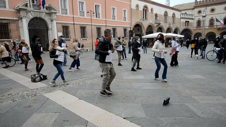 Ravenna, protesta a passo di danza contro stop al ballo di coppia Ravenna, protesta a passo di danza contro stop al ballo di coppia