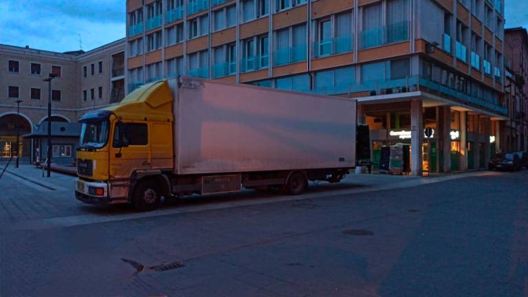 Cesena, Tir in pieno centro, protestano i residenti: “Non entrano le auto e poi vediamo certe cose” Cesena, Tir in pieno centro, protestano i residenti: “Non entrano le auto e poi vediamo certe cose”