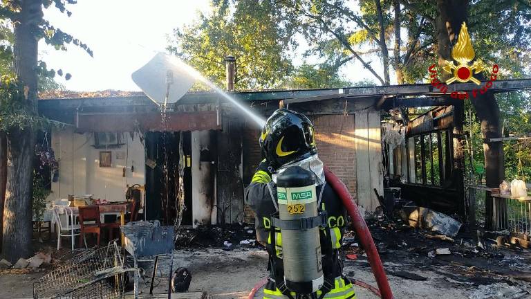 Forlì. Incendio in via del Partigiano, i vigili del fuoco salvano un cane rimasto bloccato in casa Forlì. Incendio in via del Partigiano, i vigili del fuoco salvano un cane rimasto bloccato in casa