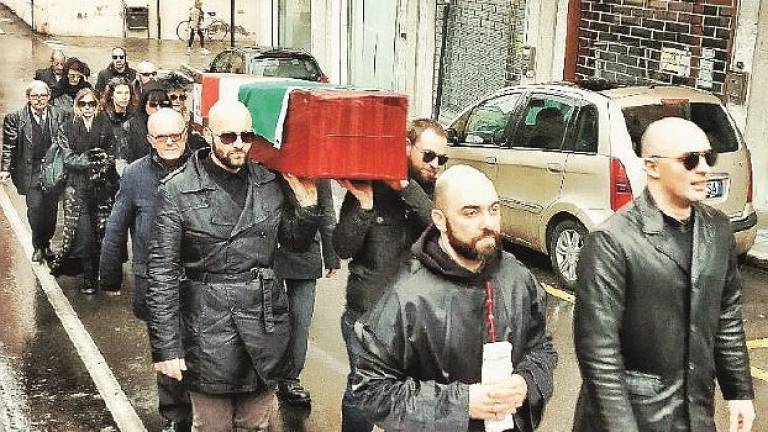 Dieci a processo per il finto funerale durante matrimonio gay a Cesena Dieci a processo per il finto funerale durante matrimonio gay a Cesena