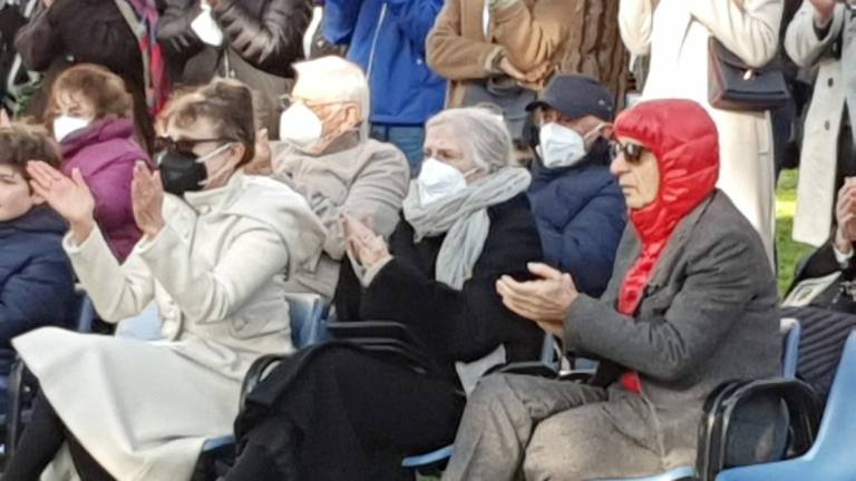 Cesena, una panchina a ricordo di Gigi Braschi: anche il cognato Roberto Benigni all'inaugurazione Cesena, una panchina a ricordo di Gigi Braschi: anche il cognato Roberto Benigni all'inaugurazione
