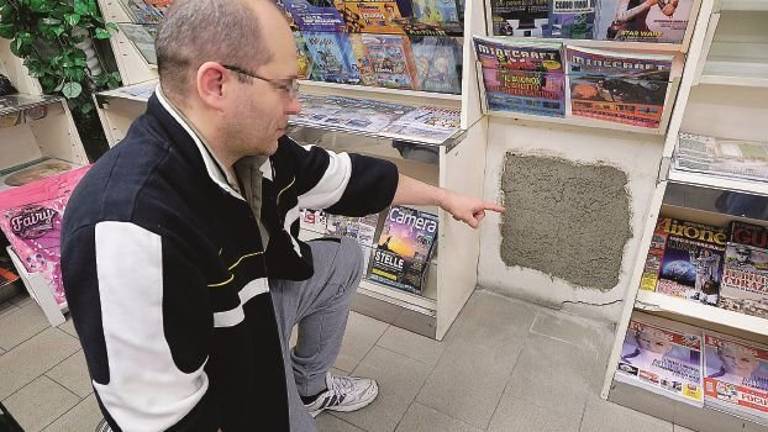 Bucano il muro della tabaccheria e fuggono con la cassa e Gratta e vinci Bucano il muro della tabaccheria e fuggono con la cassa e Gratta e vinci