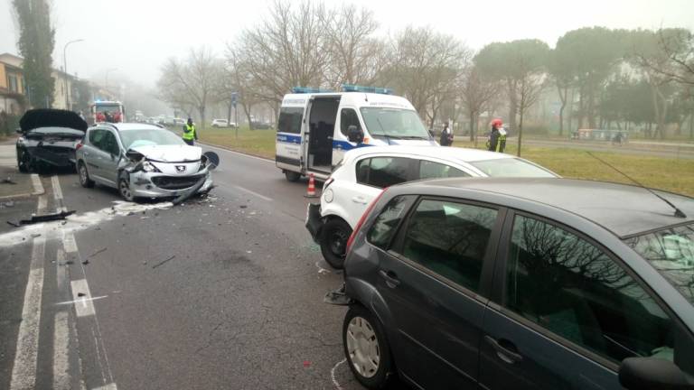 Ravenna, provoca due incidenti e si allontana a piedi in ciabatte. Caos in centro Ravenna, provoca due incidenti e si allontana a piedi in ciabatte. Caos in centro