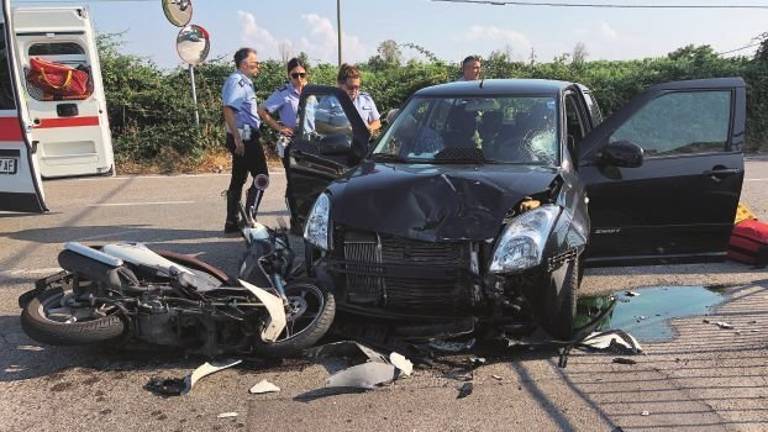 Schianto tra auto e scooter. Una 31enne finisce sotto i ferri Schianto tra auto e scooter. Una 31enne finisce sotto i ferri