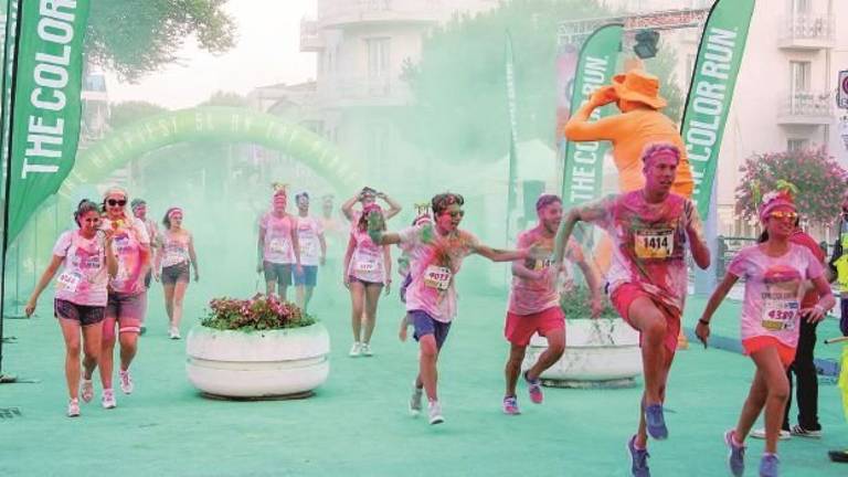 La Color run si tinge di polemiche. I commercianti: «Merce da buttare» La Color run si tinge di polemiche. I commercianti: «Merce da buttare»