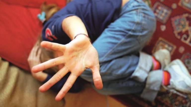 Picchia il figlio di 6 anni con la cintura. Patteggia e ora rischia la patria potestà Picchia il figlio di 6 anni con la cintura. Patteggia e ora rischia la patria potestà