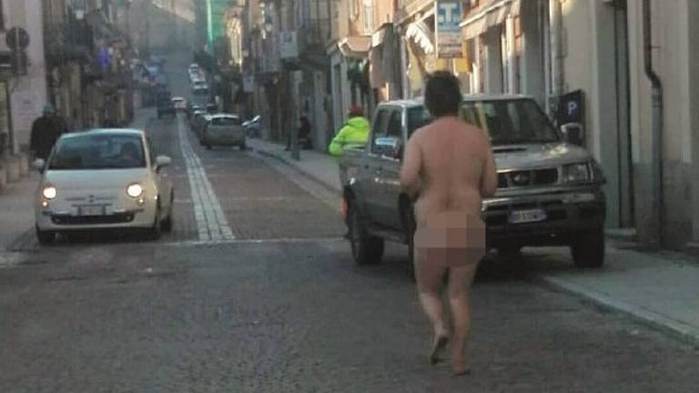 Corre nudo per strada in centro a Novafeltria Corre nudo per strada in centro a Novafeltria