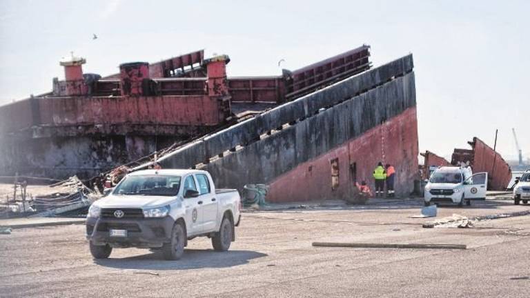 Terremoto Autorità portuale a Ravenna, un ex cuoco a demolire la nave Terremoto Autorità portuale a Ravenna, un ex cuoco a demolire la nave