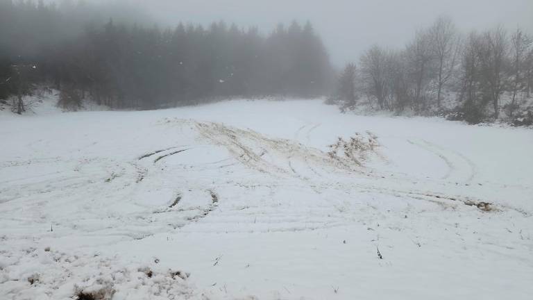 Alcuni dei segni lasciati dalle auto nella neve a Montecopiolo Alcuni dei segni lasciati dalle auto nella neve a Montecopiolo
