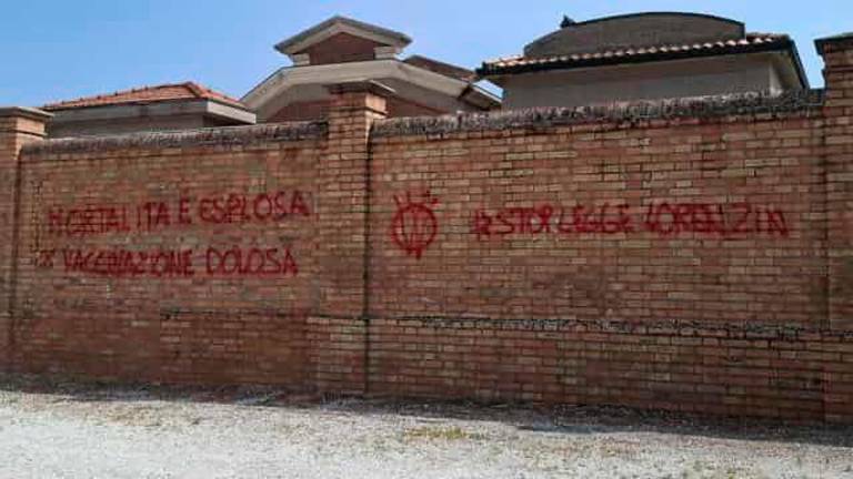 Cesenatico, scritte no vax al cimitero Cesenatico, scritte no vax al cimitero