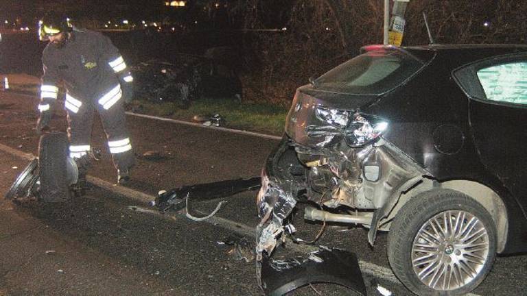Perde il controllo dell'auto e provoca un frontale, ferite quattro donne Perde il controllo dell'auto e provoca un frontale, ferite quattro donne