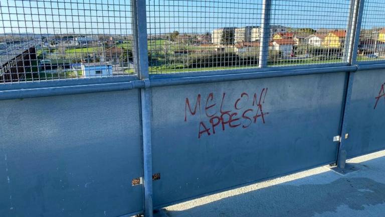 Riccione, scritta contro Giorgia Meloni al cavalcavia di Viale Veneto Riccione, scritta contro Giorgia Meloni al cavalcavia di Viale Veneto