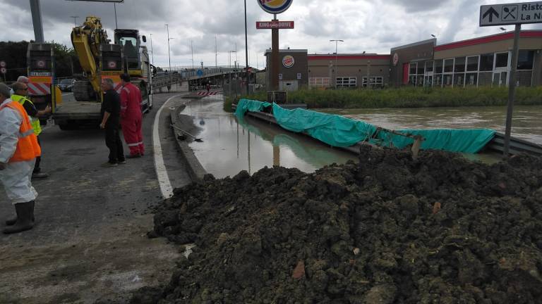 Alluvione Ravenna, l'acqua alle porte della città, traffico in tilt VIDEO GALLERY Alluvione Ravenna, l'acqua alle porte della città, traffico in tilt VIDEO GALLERY