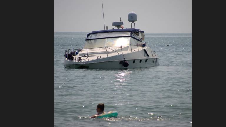 Barca arenata a Lido di Dante vicino alla riva: si teme per il carburante Barca arenata a Lido di Dante vicino alla riva: si teme per il carburante