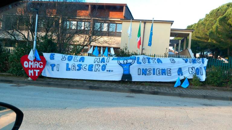 Lo striscione che la Omag-Mt ha trovato al rientro da Lignano Sabbiadoro Lo striscione che la Omag-Mt ha trovato al rientro da Lignano Sabbiadoro