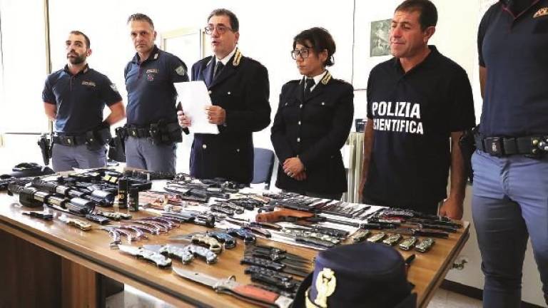 Controlli a Imola durante il Crame, sequestrato arsenale a un espositore Controlli a Imola durante il Crame, sequestrato arsenale a un espositore