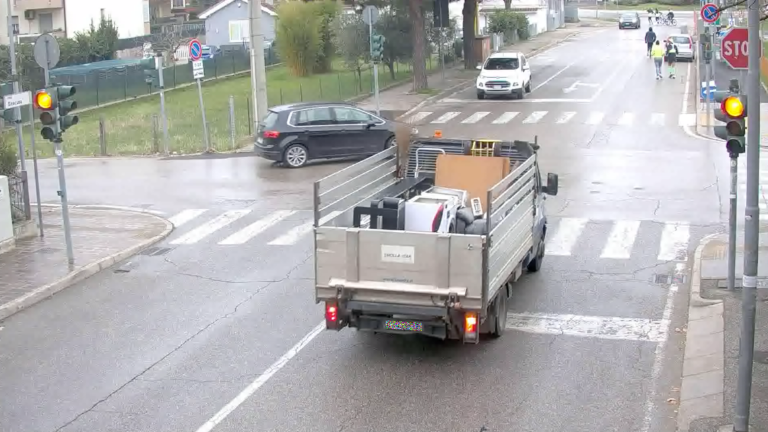 Rimini: furgone passa col rosso, tragedia sfiorata Rimini: furgone passa col rosso, tragedia sfiorata