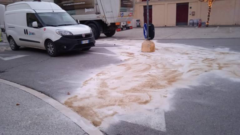 Gambettola, incidente al camion di Hera: due quintali di gasolio sversati in piazza - Gallery Gambettola, incidente al camion di Hera: due quintali di gasolio sversati in piazza - Gallery