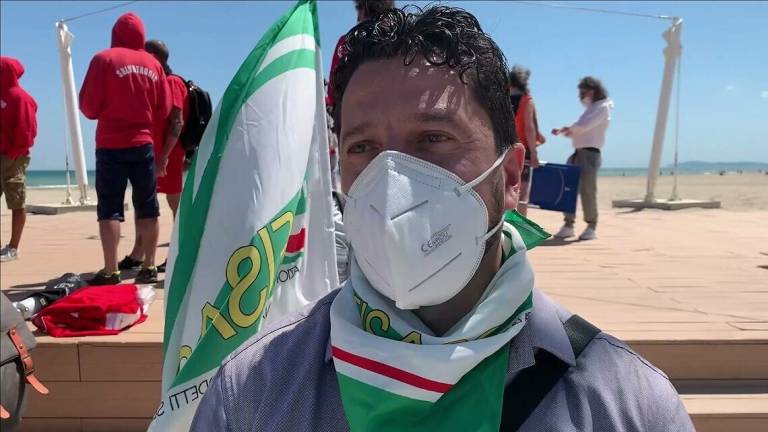 Protesta salvataggi: più soldi e no turnazioni in torretta. Video Protesta salvataggi: più soldi e no turnazioni in torretta. Video
