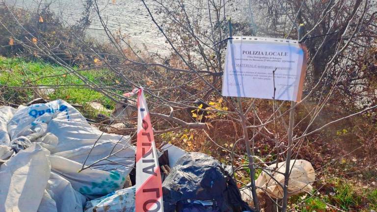 Imola, sgombera i locali e lascia due cumuli di rifiuti e un frigorifero nei campi: beccato e denunciato - Gallery Imola, sgombera i locali e lascia due cumuli di rifiuti e un frigorifero nei campi: beccato e denunciato - Gallery