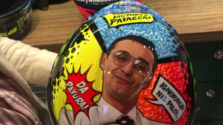 MotoGp, Giacobazzi e il liscio di Romagna: alla scoperta dei caschi di Bezzecchi e Migno VIDEO MotoGp, Giacobazzi e il liscio di Romagna: alla scoperta dei caschi di Bezzecchi e Migno VIDEO