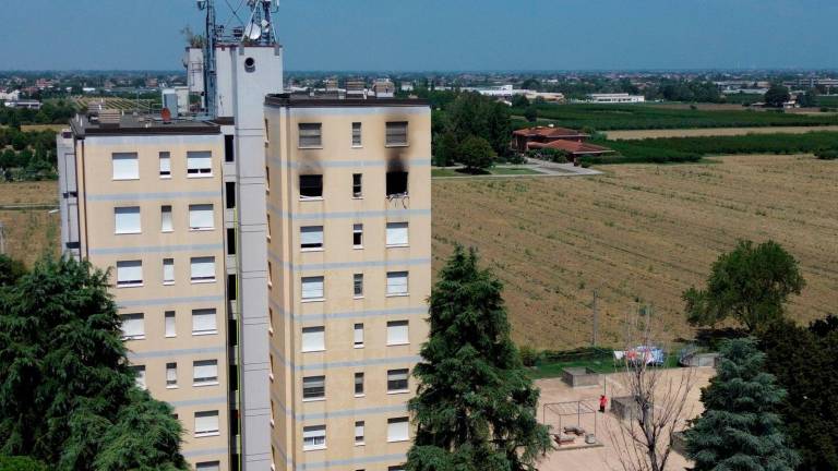 L’appartamento bruciato inquadrato dall’alto col drone L’appartamento bruciato inquadrato dall’alto col drone
