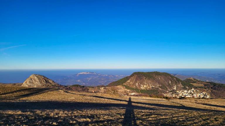Vista oggi pomeriggio dal Monte Carpegna con Villagrande, San Marino e la foschia o nebbia della pianura e della costa (Foto Veruschka Cangiari ) Vista oggi pomeriggio dal Monte Carpegna con Villagrande, San Marino e la foschia o nebbia della pianura e della costa (Foto Veruschka Cangiari )