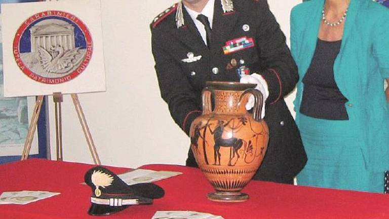 Rimini, offre vaso antico a mago dei trapianti, l’amico paziente muore, sorvegliato speciale chiede i soldi Rimini, offre vaso antico a mago dei trapianti, l’amico paziente muore, sorvegliato speciale chiede i soldi