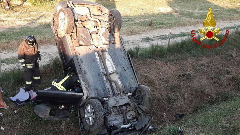 Forlì, incidente in autostrada: auto si ribalta nel fosso con a bordo una famiglia di 5 persone Forlì, incidente in autostrada: auto si ribalta nel fosso con a bordo una famiglia di 5 persone
