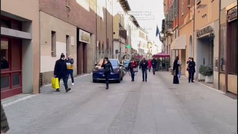 Imola, primo giorno senza mascherine obbligatorie all'aperto: per prudenza c'è chi le porta ancora VIDEO Imola, primo giorno senza mascherine obbligatorie all'aperto: per prudenza c'è chi le porta ancora VIDEO
