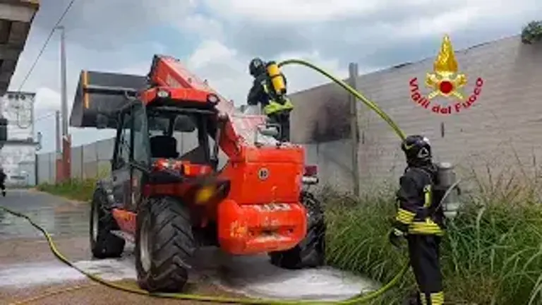 Forlì, a fuoco la macchina operatrice, i Vigili del Fuoco salvano l’azienda che produce pellet VIDEO Forlì, a fuoco la macchina operatrice, i Vigili del Fuoco salvano l’azienda che produce pellet VIDEO