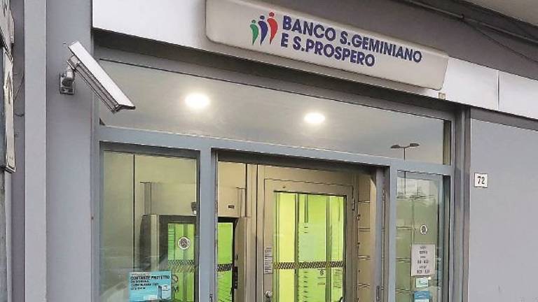 Rimini, armato di taglierino rapina banca, bottino da 50mila euro Rimini, armato di taglierino rapina banca, bottino da 50mila euro