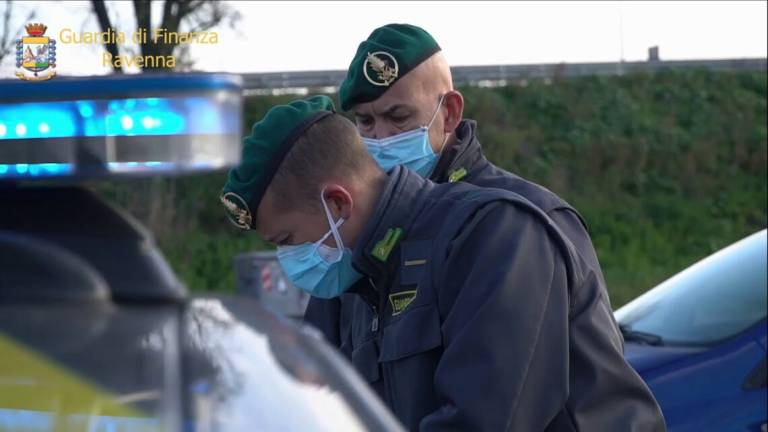 Faenza, 21 kg di droga via corriere. La uso per i cavalli VIDEO Faenza, 21 kg di droga via corriere. La uso per i cavalli VIDEO
