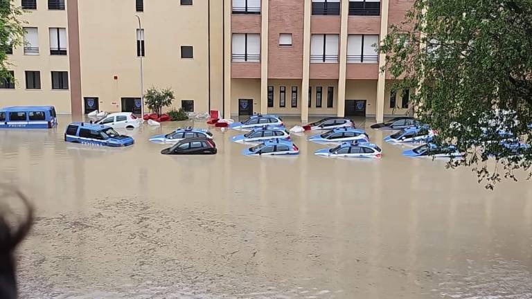 Cesena, auto della Polizia sommerse e agenti intrappolati: sindacato denuncia lo scandalo Caps Cesena, auto della Polizia sommerse e agenti intrappolati: sindacato denuncia lo scandalo Caps