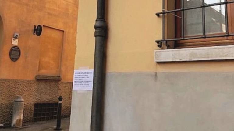 Pipì dei cani sui muri delle case: cartelli di protesta in via Verzaglia Pipì dei cani sui muri delle case: cartelli di protesta in via Verzaglia