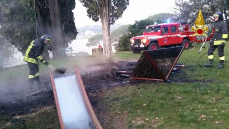 Imola, vandali nel cuore del Parco Tozzoni incendiano i giochi per bambini Imola, vandali nel cuore del Parco Tozzoni incendiano i giochi per bambini