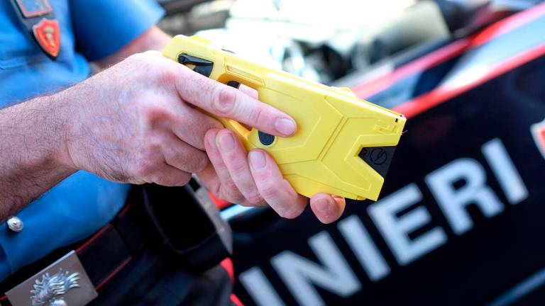 Rimini e Riccione, contro le baby gang anche le armi elettriche nel piano del ministero Rimini e Riccione, contro le baby gang anche le armi elettriche nel piano del ministero