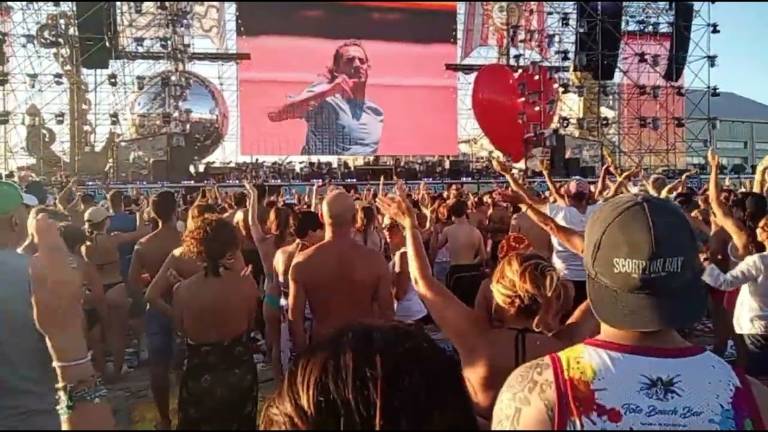 Jova Beach Party a Marina di Ravenna: l'omaggio al salto olimpico di Gianmarco Tamberi VIDEO Jova Beach Party a Marina di Ravenna: l'omaggio al salto olimpico di Gianmarco Tamberi VIDEO