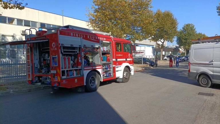 Fiamme nella cabina Enel in via Archimede a Cesena Fiamme nella cabina Enel in via Archimede a Cesena