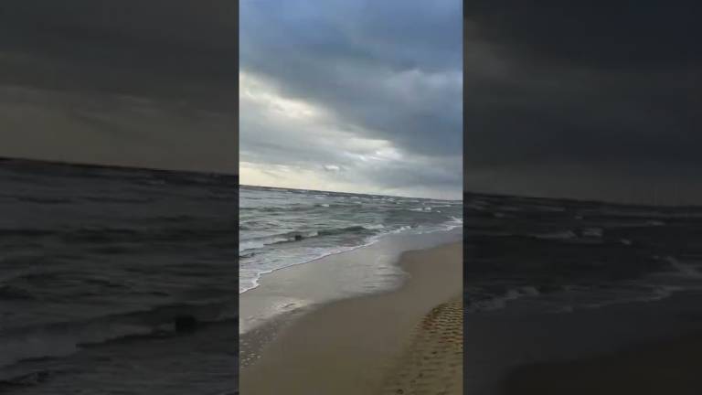 Anche con nuvole da temporale, la spiaggia di Cesenatico ha sempre un suo fascino VIDEO Anche con nuvole da temporale, la spiaggia di Cesenatico ha sempre un suo fascino VIDEO