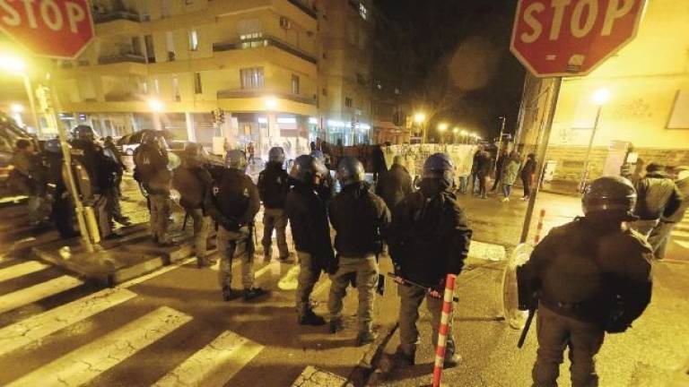 Darsena blindata per Forza Nuova. De Pascale: Costretti a dar loro una sala Darsena blindata per Forza Nuova. De Pascale: Costretti a dar loro una sala