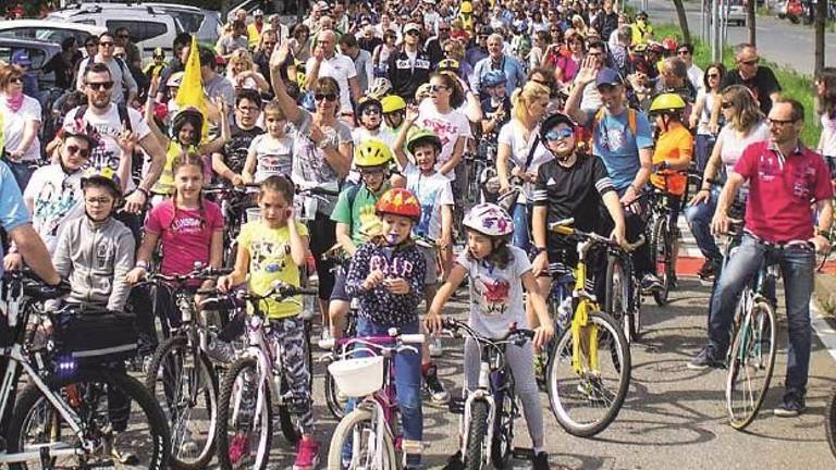 Domani tutti a scuola a piedi o in bici. «Fate uno splendido regalo ai figli» Domani tutti a scuola a piedi o in bici. «Fate uno splendido regalo ai figli»