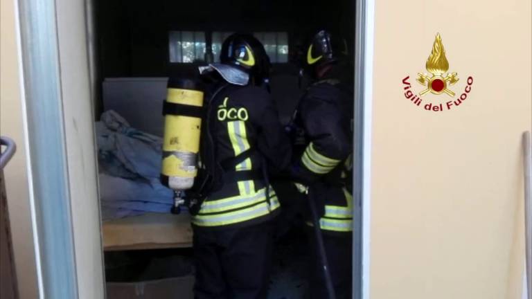 Riccione, incendio nella lavanderia di un hotel - VIDEO Riccione, incendio nella lavanderia di un hotel - VIDEO