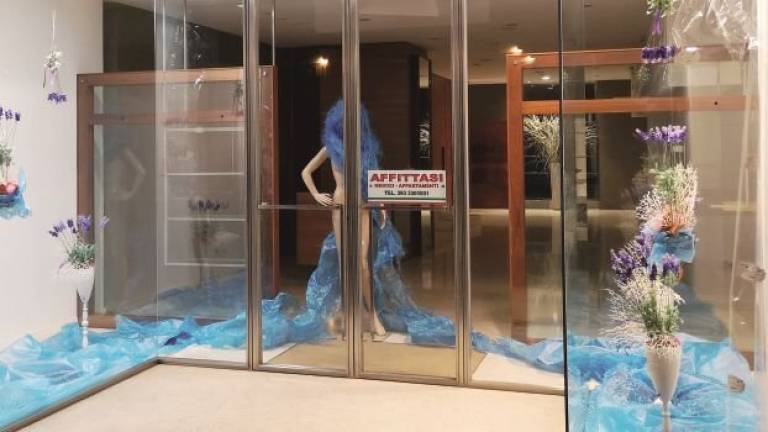 Il centro di Imola si svuota: chiudono negozi e attività commerciali Il centro di Imola si svuota: chiudono negozi e attività commerciali