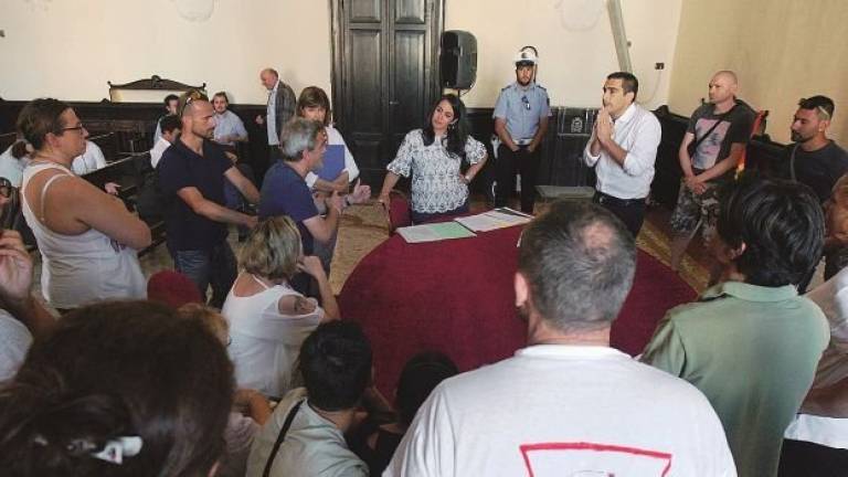 Genitori e insegnanti di sostegno fanno “irruzione” in Comune Genitori e insegnanti di sostegno fanno “irruzione” in Comune