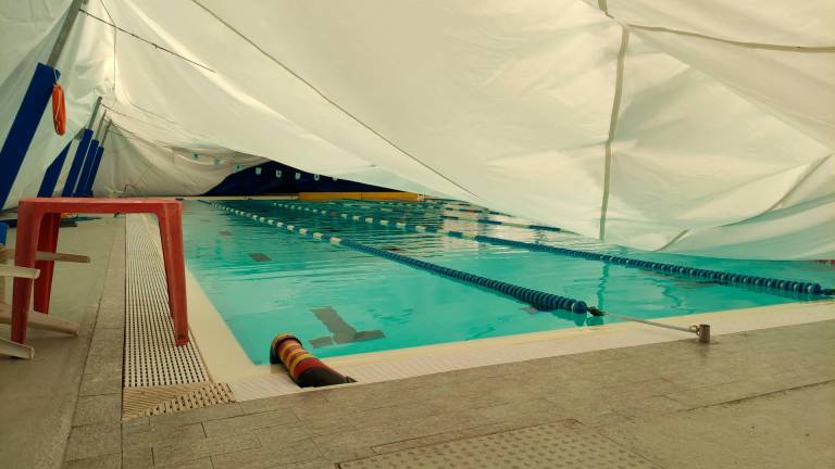 Le raffiche di vento abbattono i palloni pressostatici di calcetto e piscina Le raffiche di vento abbattono i palloni pressostatici di calcetto e piscina